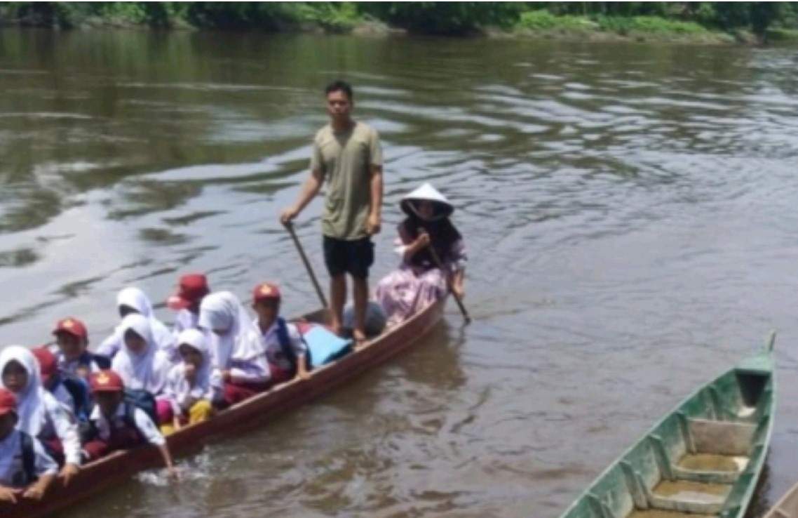 Anak-Anak Sekolah di Serasah Bertaruh Nyawa Demi Masa Depani