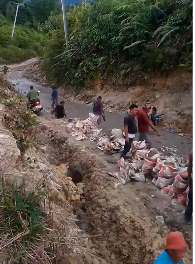 Rusak Bertahun-tahun, Warga Perbatasan Aceh Singkil–Pakpak Bharat Patungan Perbaikan Jalan