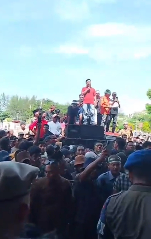 Warga Demo Kantor Bupati, Tagih Janji Jadup Dana Stimulan Banjir